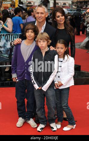 Gary Lineker mit Verlobter Danielle Bux und Kindern kommen zur Weltpremiere von Harry Potter und der Halbblut-Prinz am Odeon Leicester Square in London an. Stockfoto