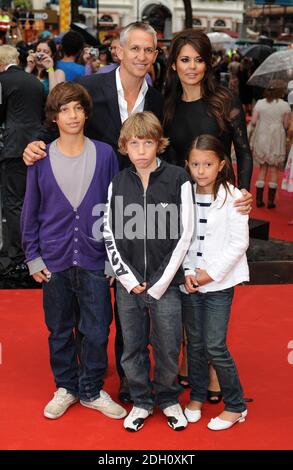 Gary Lineker mit Verlobter Danielle Bux und Kindern kommen zur Weltpremiere von Harry Potter und der Halbblut-Prinz am Odeon Leicester Square in London an. Stockfoto