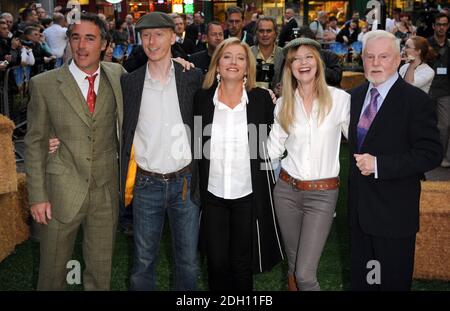 (l-r) Greg Wise, Chaz Oldham, Emma Thompson, Lucy Akhurst und Sir Derek Jacobi bei der Premiere von "Morris, A Life with Bells On" im Prince Charles Cinema am Leicester Square im Zentrum von London. Stockfoto