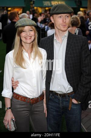 Chaz Oldham und Lucy Akhurst bei der Premiere von 'Morris, A Life with Bells On' im Prince Charles Cinema am Leicester Square im Zentrum von London. Stockfoto