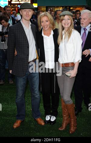 Chaz Oldham, Emma Thompson und Lucy Akhurst bei der Premiere von 'Morris, A Life with Bells On' im Prince Charles Cinema am Leicester Square im Zentrum von London. Stockfoto