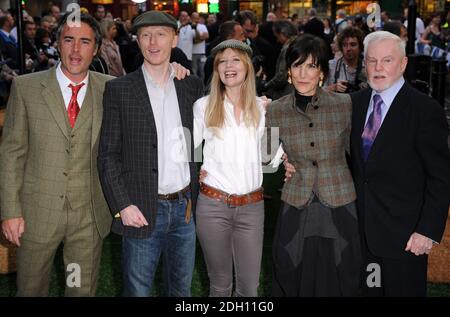 (l-r) Greg Wise, Chaz Oldham, Lucy Akhurst, Harriet Walter und Sir Derek Jacobi bei der Premiere von 'Morris, A Life with Bells On' im Prince Charles Cinema am Leicester Square im Zentrum von London. Stockfoto