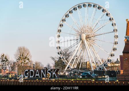 Danziger Inschrift Und Das Riesenrad In Der Winteransicht, Polen. Danzig mit wunderschönem Riesenrad über dem Fluss Motlawa. Danzig in Stockfoto