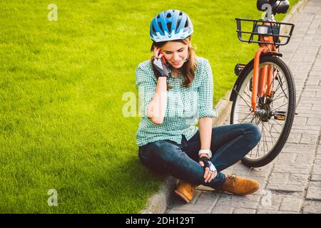 Mensch und Stadt rollendes Fahrrad, umweltfreundlicher Transport. Schöne junge kaukasische Frau Arbeiter sitzend auf dem ruhen Stockfoto