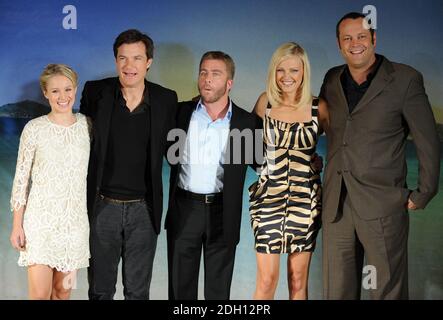 Kristen Bell, Jason Bateman, Regisseur Peter Billingsley, Malin Akerman und Vince Vaughan besuchen eine Fotozelle für den neuen Film 'Couples Retreat', London Stockfoto