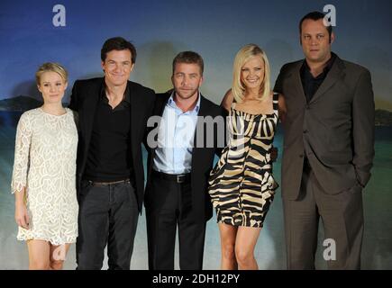 Kristen Bell, Jason Bateman, Regisseur Peter Billingsley, Malin Akerman und Vince Vaughan besuchen eine Fotozelle für den neuen Film 'Couples Retreat', London Stockfoto