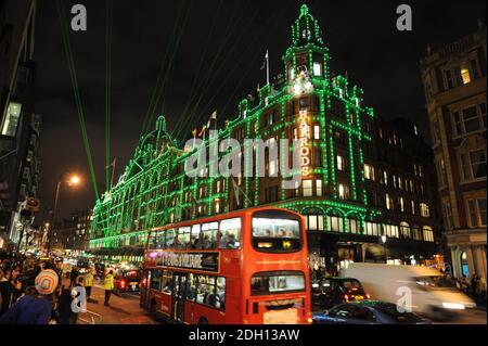 Die Weihnachtsbeleuchtung von Harrods vor dem Kaufhaus Harrods in Knightsbridge, London. Stockfoto