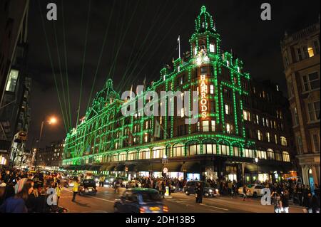 Die Weihnachtsbeleuchtung von Harrods vor dem Kaufhaus Harrods in Knightsbridge, London. Stockfoto