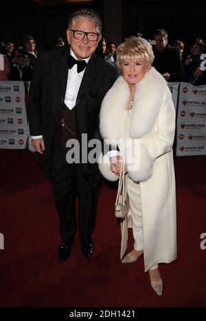 Gloria Hunniford und ihr Mann Stephen Way bei der Ankunft bei den Variety Club Showbiz Awards 2009, Grovesnor House Hotel, Park Lane, London. Stockfoto