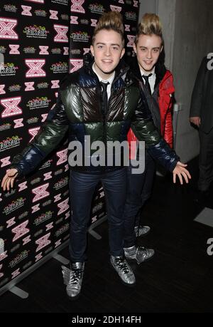 John und Edward alias Jedward, ehemalige Teilnehmer von X Factor, treten in den Talk-Hauptbüros in West-London auf. Stockfoto