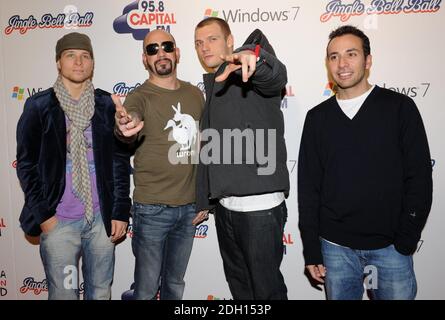 **NUR REDAKTIONELLE VERWENDUNG** The Backstreet Boys (von links nach rechts, Brian Littrell, A. J. McLean, Nick Carter und Howie Dorough) im Presseraum des Capital FM's Jingle Bell Ball in der O2 Arena in London. Stockfoto