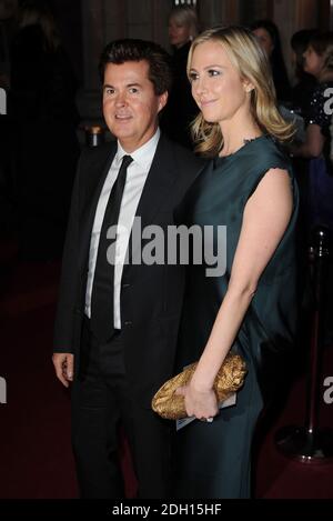 Simon Fuller und Frau Natalie Swanston kommen für die British Fashion Awards an den Royal Courts of Justice, London. Stockfoto