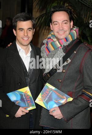 Streng kommen Craig Revel Horwood (rechts) von Dancing und sein Freund Grant MacPherson bei der Premiere des Cirque Du Soleil von Varekai, der Royal Albert Hall, Kensington, London. Stockfoto