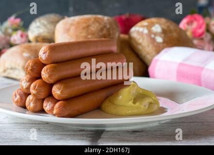 Deutsche Wiener Würstchen mit Senf und Brötchen Stockfoto