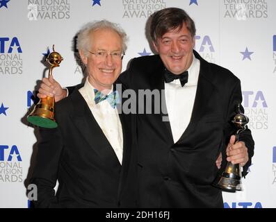 Bamber Gascoigne und Stephen Fry werden im Pressesaal während der National Television Awards 2010 in der O2 Arena in London zu sehen sein Stockfoto