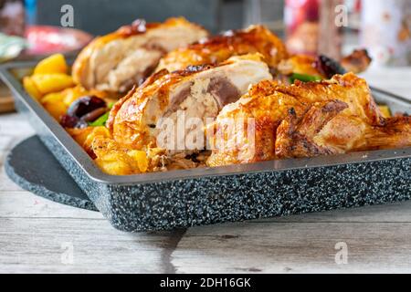 Köstliches Hähnchenbraten Abendessen mit gerösteten Kartoffeln und grünen Bohnen Serviert auf einem Backblech Stockfoto