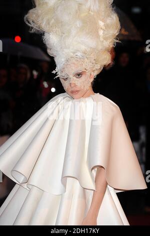 Lady Gaga bei der Ankunft bei den Brit Awards 2010 in Earls Court, London Stockfoto