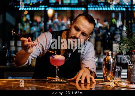Stock Foto von einem Barkeeper machen einige Cocktails im Nachtclub. Stockfoto