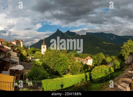 Gruyere Stadt Hinterhöfe mit einem Schloss im Hintergrund, Schweiz Stockfoto