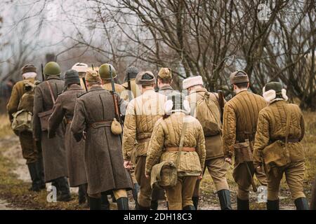 Re-enactors gekleidet als Zweiten Weltkrieg russischen sowjetischen Soldaten der Roten Armee marschieren durch Wald. Soldat des Zweiten Weltkriegs 2 Mal Stockfoto