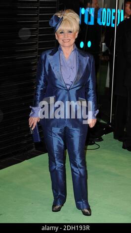 Barbara Windsor bei der Weltpremiere von Alice in Wonderland, Odeon Cinema, Leicester Square, London. Stockfoto