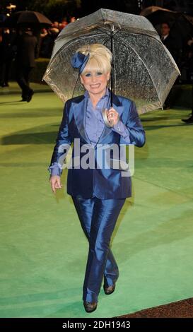 Barbara Windsor bei der Weltpremiere von Alice in Wonderland, Odeon Cinema, Leicester Square, London. Stockfoto