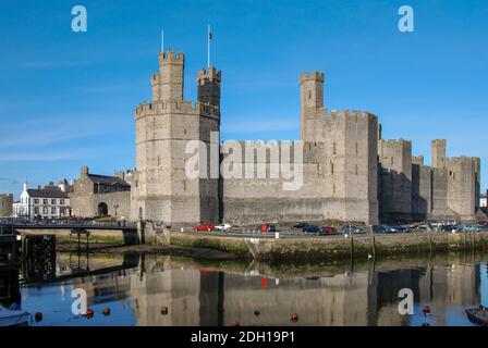 Caernarfon Castle in Caernarfon, Gwynedd in Wales wurde von Edward I. erbaut und stammt aus dem Jahr 1283. Stockfoto