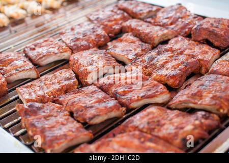 Nahaufnahme des Grills mit leckeren Rippchen. Stockfoto