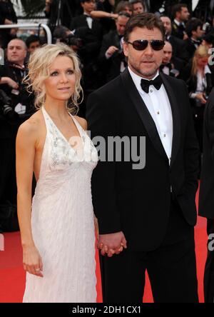 Russell Crowe und Frau Danielle Spencer bei der Eröffnungsgala von Robin Hood 2010 im Grand Auditorium Lumiere, Palais des Festivals, Cannes. Stockfoto