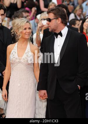 Russell Crowe und Frau Danielle Spencer bei der Eröffnungsgala von Robin Hood 2010 im Grand Auditorium Lumiere, Palais des Festivals, Cannes. Stockfoto