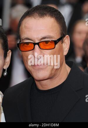Jean Claude Van Damme kommt zur Premiere von You will Meet A Tall Dark Stranger im Grand Auditorium Lumiere, Palais des Festivals, Cannes. Teil der 63. Filmfestspiele von Cannes Stockfoto
