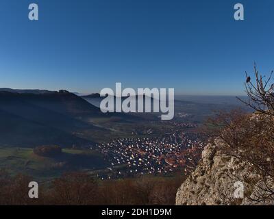 Schöner Panoramablick auf die Ausläufer der Schwäbischen Alb, Deutschland mit historischer Burg Hohennauffen und Dorf Beuren. Stockfoto