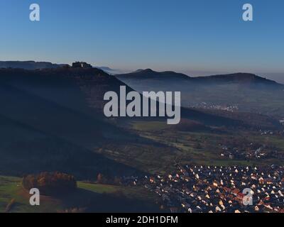 Atemberaubende Luftpanorama der Ausläufer des Gebirges Schwäbische Alb, Deutschland werfen Schatten über Tal in der Morgensonne mit dunstiger Luft. Stockfoto