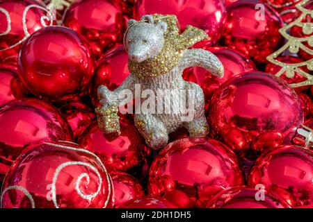 Set Weihnachtsdekoration mit roten Kugeln und silbernem Glitzer Bär Stockfoto