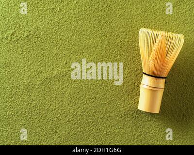 Matcha und Bambusbesen in Pulverform Stockfoto