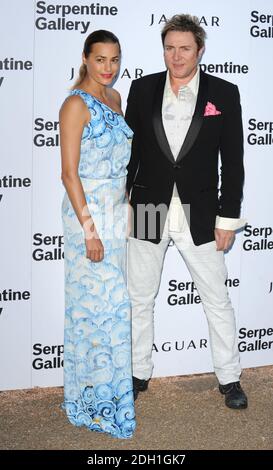 Simon und Yasmin Le Bon bei der Serpentine Gallery Summer Party 2010 im Hyde Park, London. Stockfoto