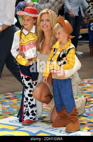 Penny Lancaster und Kinder bei der Toy Story 3D UK Premiere, Empire Cinema, Leicester Square, London. Stockfoto