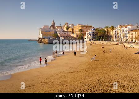 Blick vom Strand Sant Sebastia der Aussichtspunkt von Plaza Vidal und Cuadras in Sitges, Katalonien, Spanien Stockfoto