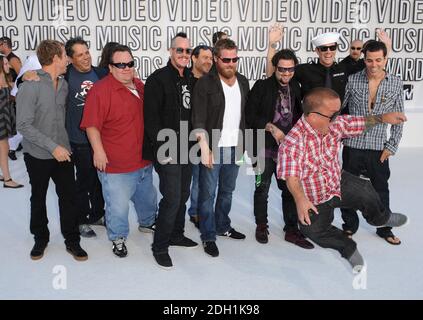 Johnny Knoxville mit der Besetzung von Jackass 3D bei den MTV Video Music Awards 2010, Nokia Theater, Los Angeles, USA. Die MTV Video Music Awards 2010 werden am Montag, den 13. September um 21 Uhr auf MTV UK veröffentlicht. Stockfoto