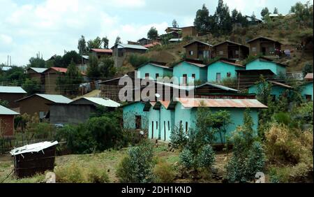 Blaue Hütten in erschwinglichen Wohnprojekt in Äthiopien Hochland Stockfoto