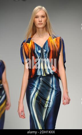 Ein Model trägt eine Kreation von Maria Grachvogel auf dem Laufsteg während der London Fashion Week Stockfoto