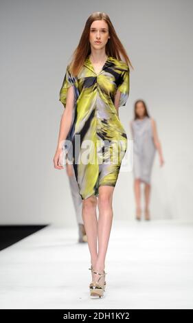 Ein Model trägt eine Kreation von Maria Grachvogel auf dem Laufsteg während der London Fashion Week Stockfoto
