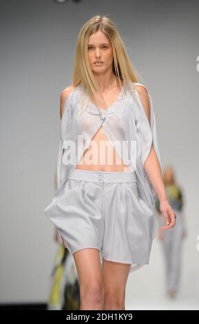 Ein Model trägt eine Kreation von Maria Grachvogel auf dem Laufsteg während der London Fashion Week Stockfoto
