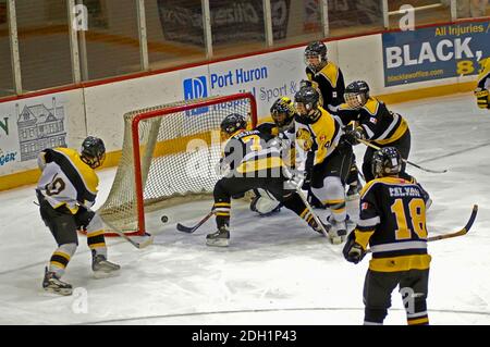 Eishockey-Turnier Aktion Silver Stick Internationale Hockey Playoffs für Spieler zwischen 8 und 16 Jahren im Hafen Huron Michigan Stockfoto