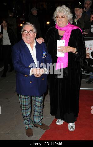 Ronnie Corbett und Frau Anne Hart kommen zur Burke and Hare Premiere im Rahmen des 54. BFI London Film Festival im Curzon Cinema in Chelsea, London. Stockfoto