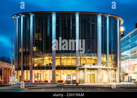 Parnu, Estland. Gebäude Der Parnu Konzerthalle In Abend- Oder Nachtbeleuchtung. Stockfoto