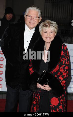 Gloria Hunniford und ihr Ehemann kommen im Variety Club Showbiz Awards 2010, Grosvenor House Hotel, Park Lane, London an. Stockfoto