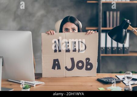 Foto von besorgten Mädchen Agent Vermarkter ceo fühlen Angst Zukunft Arbeit Beruf Weltwirtschaft Krise Situation enge Cover Gesicht Pappe Text muss Job sein Stockfoto