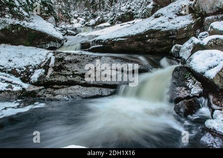 Die Gruppe von Wasserfällen und Kaskaden auf dem Fluss Cerna Desna, in der Nähe von Sous Wasserreservoir, Isergebirge, Tschechische Republik.lange Exposition Wasser.frisch Stockfoto