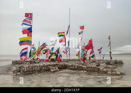 Bunte Flaggen aus aller Welt bei Uyuni Salt Flats, Bolivien Stockfoto